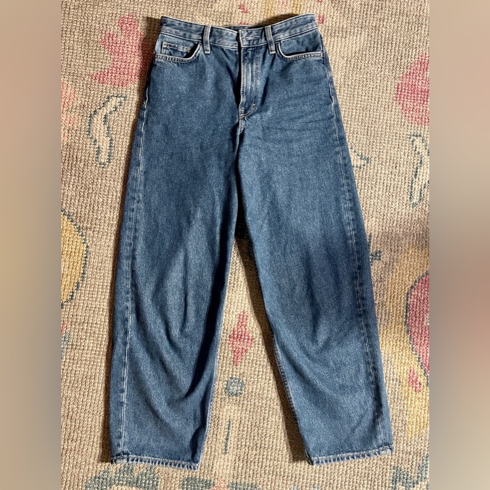COS ARCH TAPERED JEANS - 	WASHED BLUE